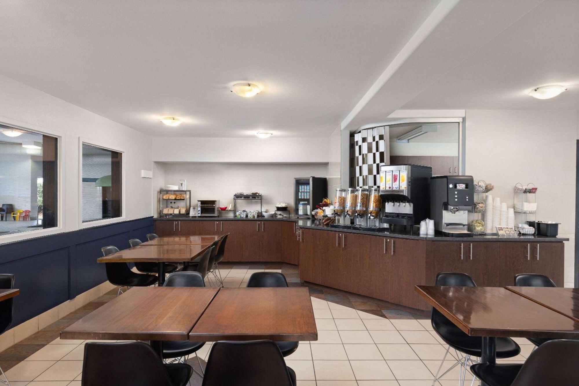 Hotel Super 8 By Wyndham St-Jerome Saint-Jerome Exterior foto